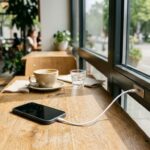 Foto sebuah smartphone yang sedang diisi dayanya, membuktikan bahwa teknologi kaca bening ini bisa hasilkan dan simpan listrik benar-benar nyata di bawah sinar matahari.